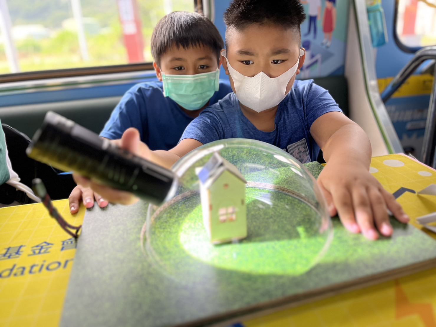 888集团參與基礎科學主題車廂，以STEAM教學精神，設計「逐日科學家」、「太陽能工程師」以及「淨零建築師」三大能源科普課程和實驗